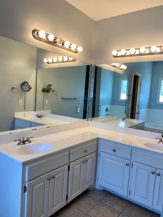 Building Photo - 627 Hampshire Dr