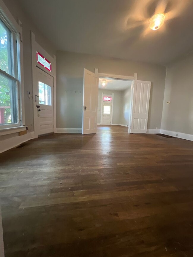 Building Photo - NEW KITCHEN & BATH REMODEL! Available Augu...