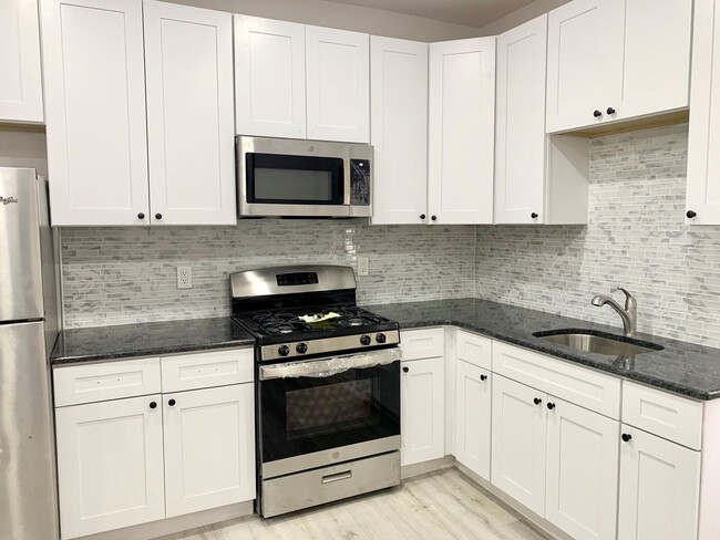 Building Photo - Fully Renovated 3-Bedroom Townhouse in Ogo...