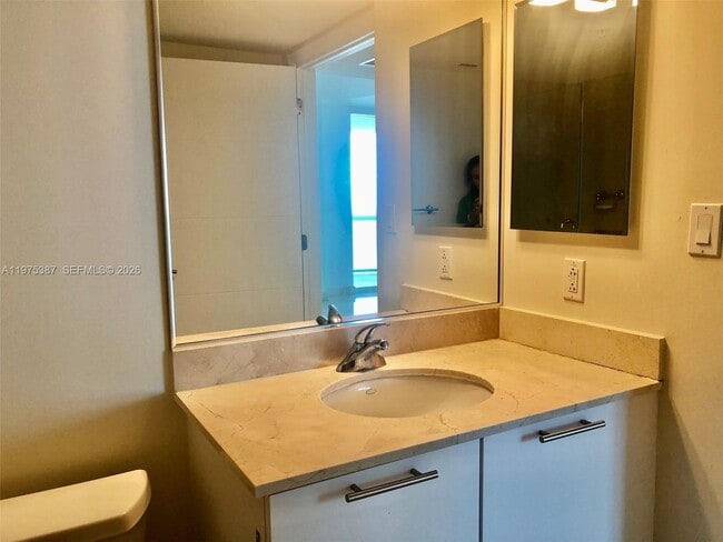 Building Photo - 1800 N Bayshore Dr