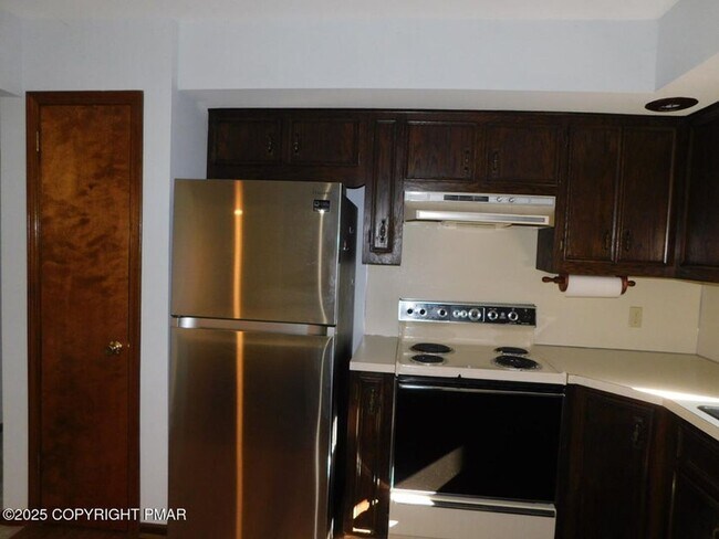 Building Photo - 3-bedroom, 2-bath home featuring an open f...