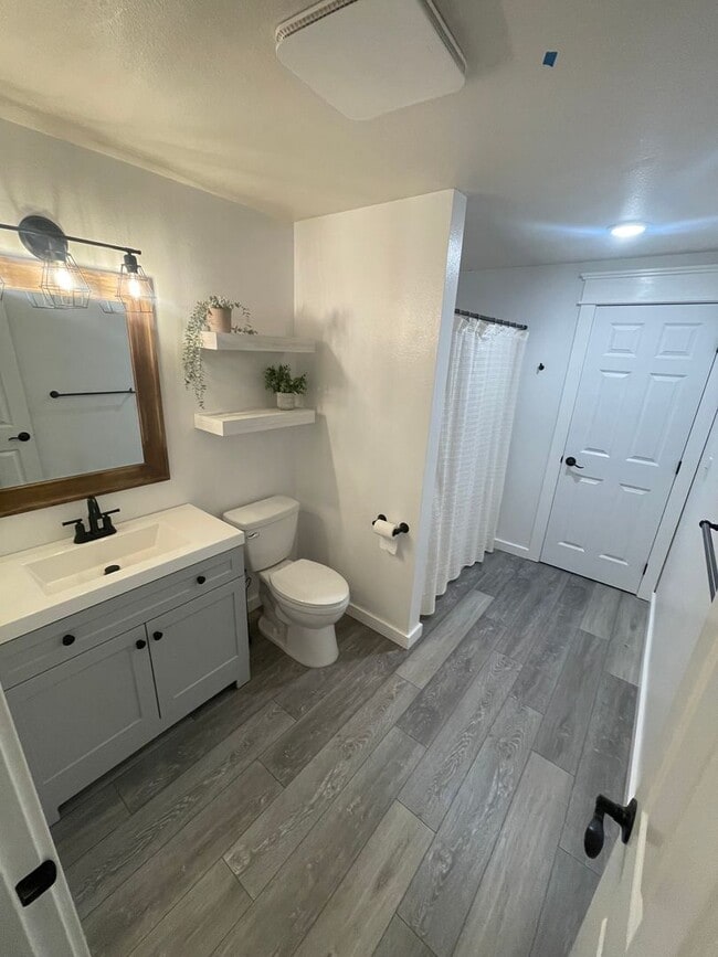 Building Photo - Charming 4-Bedroom with Open Floor Plan & ...