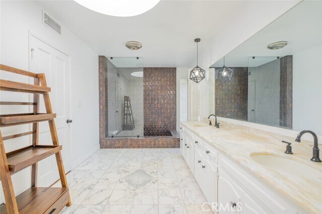 Building Photo - 4321 Clear Valley Dr