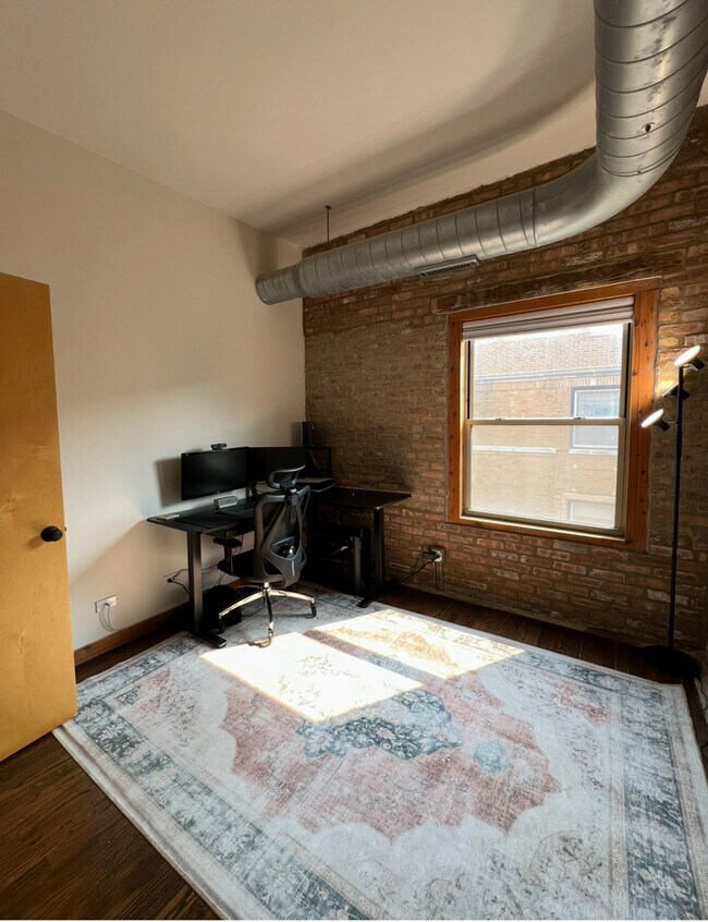 Building Photo - 1231 W Greenleaf Ave