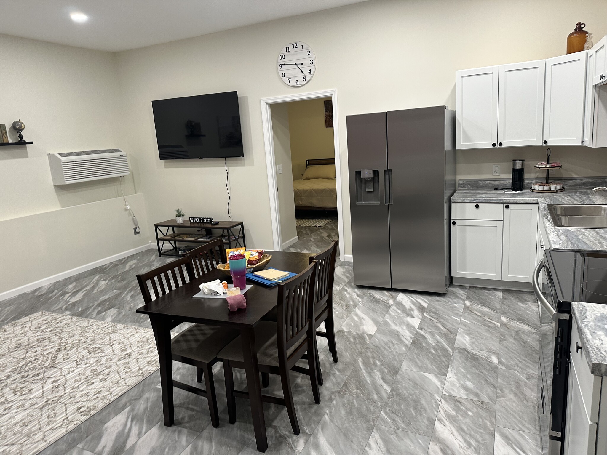 4 chair dining table - 812 Commercial St