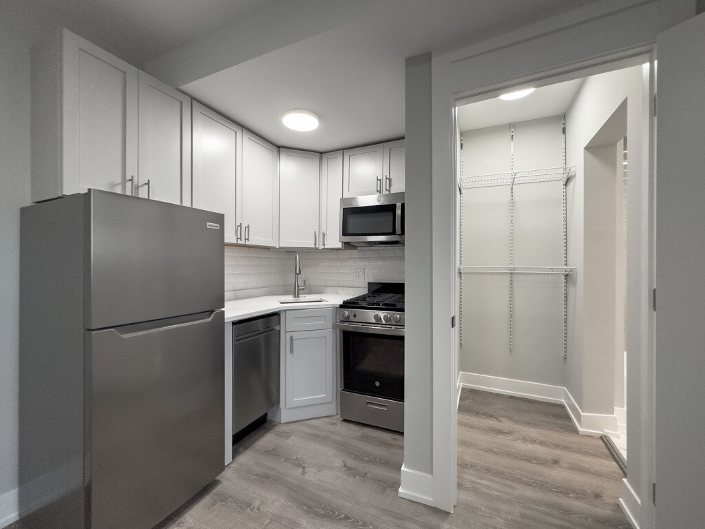 Building Photo - 510 W Belmont Ave