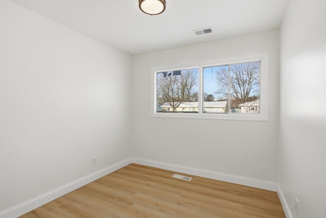 Building Photo - 6325 Woodsdale Dr