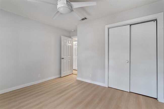 Building Photo - 902 Acorn Oaks Dr