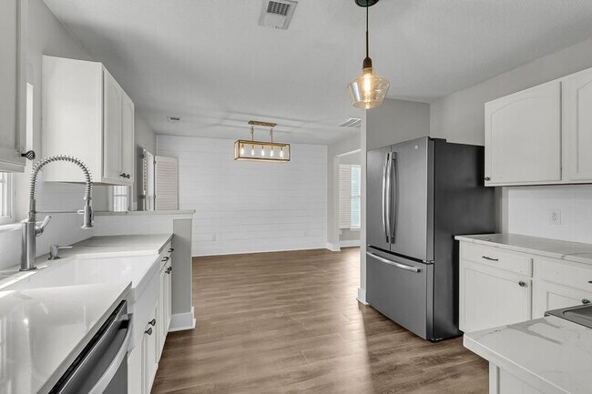 Building Photo - 403 Dovetail Cir