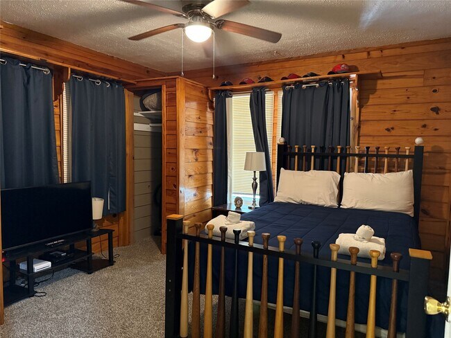 Building Photo - 1114 39th St