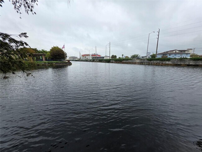 Building Photo - 1 Esplanade Dr