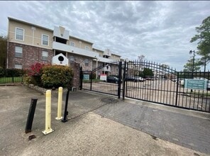 Building Photo - 6666 Harbor Town Dr