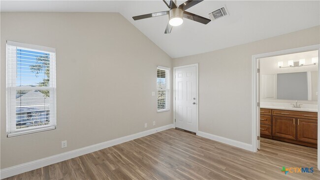 Building Photo - 1005 N LBJ Dr