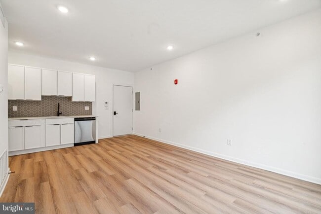 Building Photo - 2039 N Front St