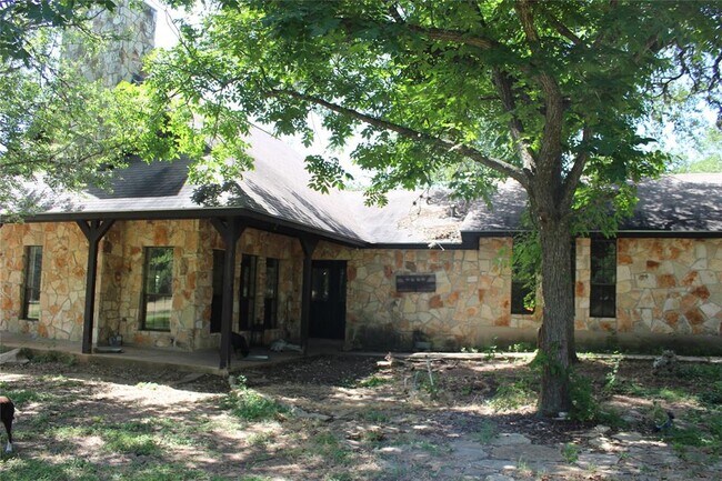 Building Photo - 211 Thomas Oaks Dr