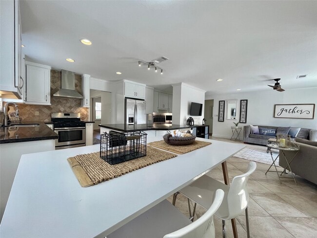 Building Photo - 5711 Belrose Dr