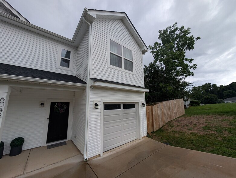 Building Photo - Room in Townhome on Sullins Rd