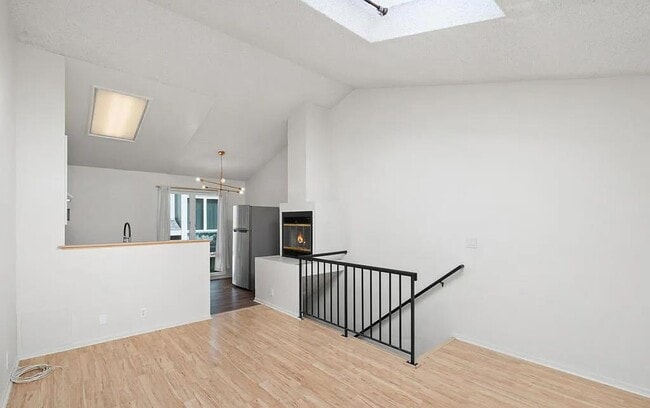 Building Photo - 137 N Oak Knoll Ave