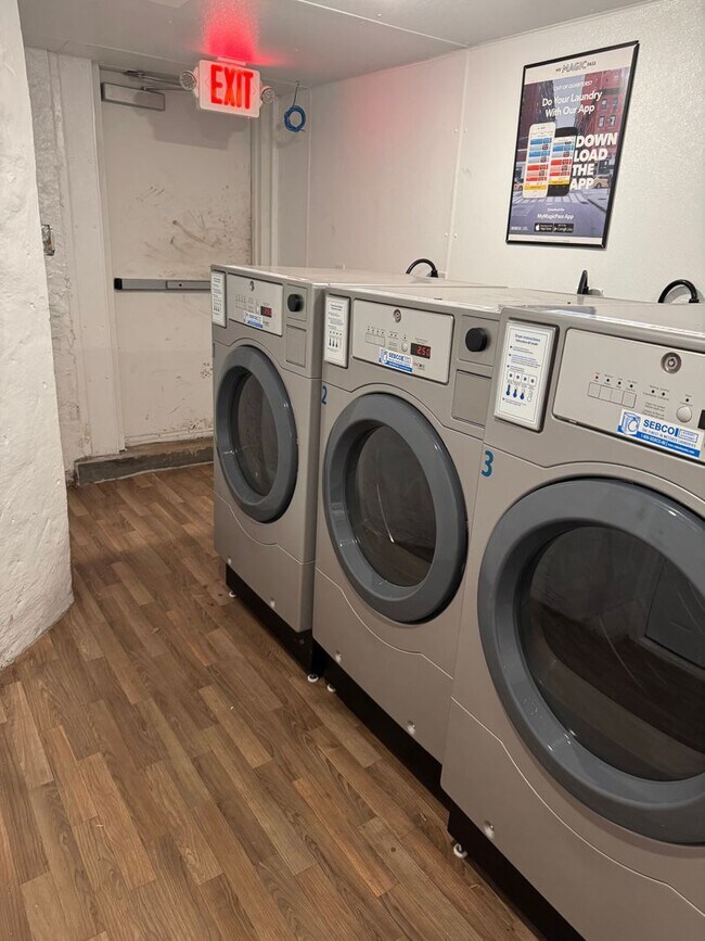 Building Photo - NOW LEASING! Renovated 1 bed, 1 bath avail...