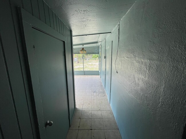 Building Photo - Corner Lot close to US 19