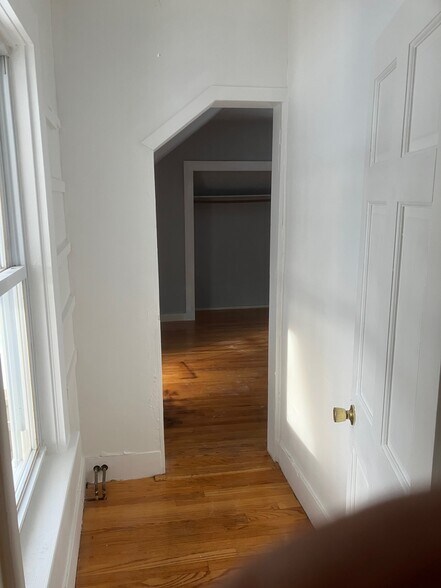 Building Photo - 186 Roxbury St