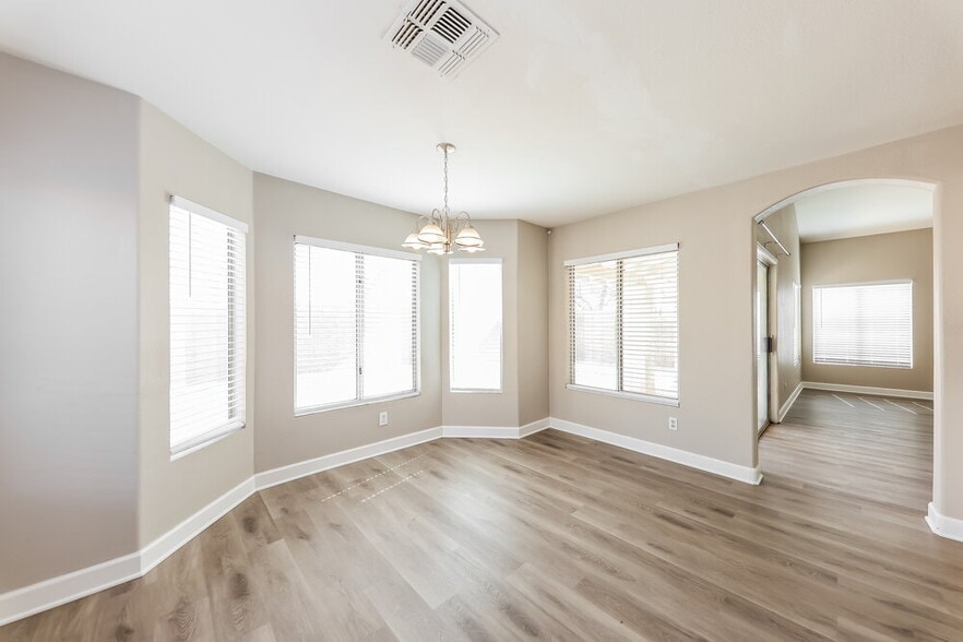 Building Photo - 19 S Tiago Dr