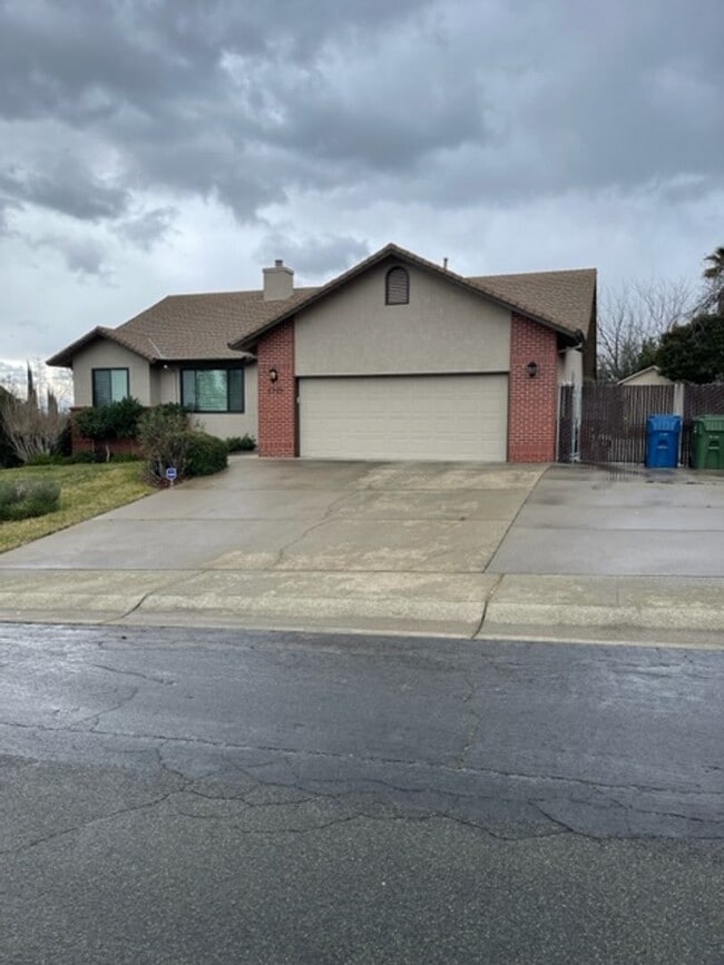 Building Photo - 3 Bedroom Located in Country Heights Subdi...