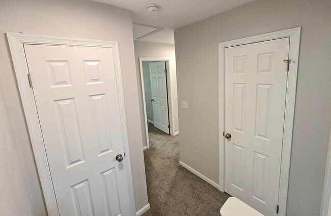Building Photo - 3 BEDROOM END UNIT TOWNHOUSE FOR RENT IN V...