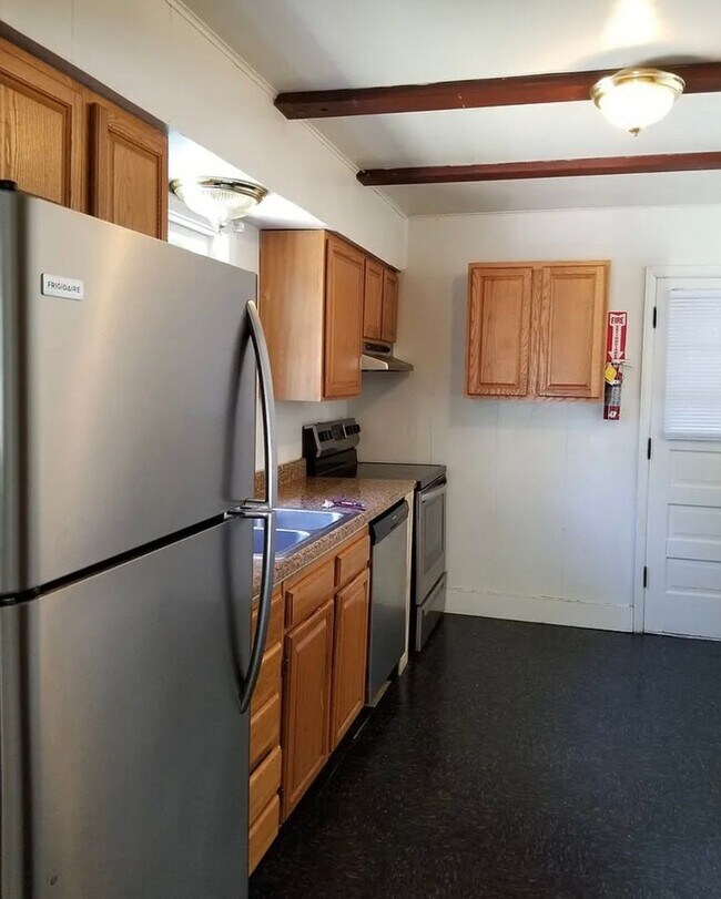 Building Photo - 4BR 2BA - Walk to campus!