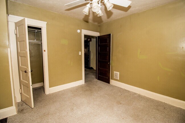 Building Photo - 9711 Parmelee Ave