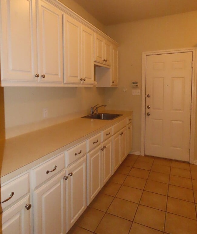 Building Photo - Chapel Hill ISD- Newly Update 3 Bedroom 2 ...