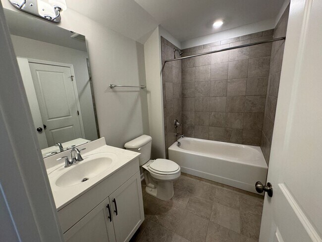 Building Photo - 2422 Greshford Ln