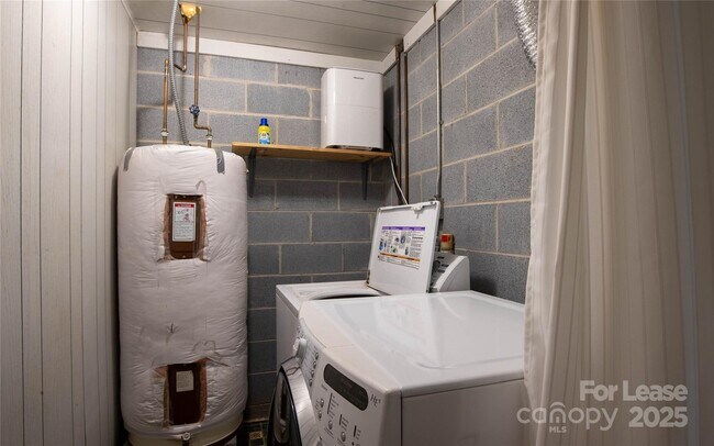 Building Photo - 2038 Toms Creek Rd