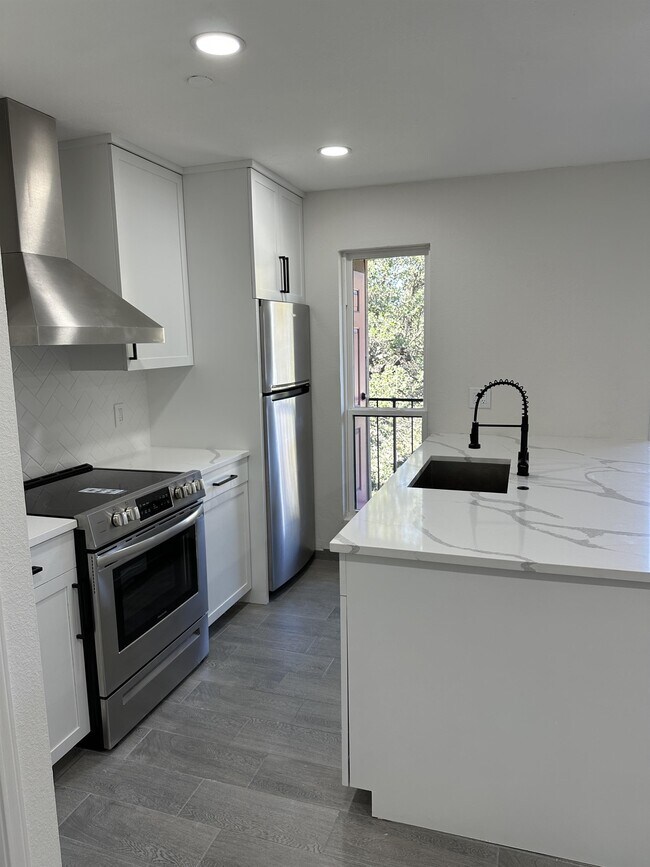 Building Photo - 5916 Gaston Ave