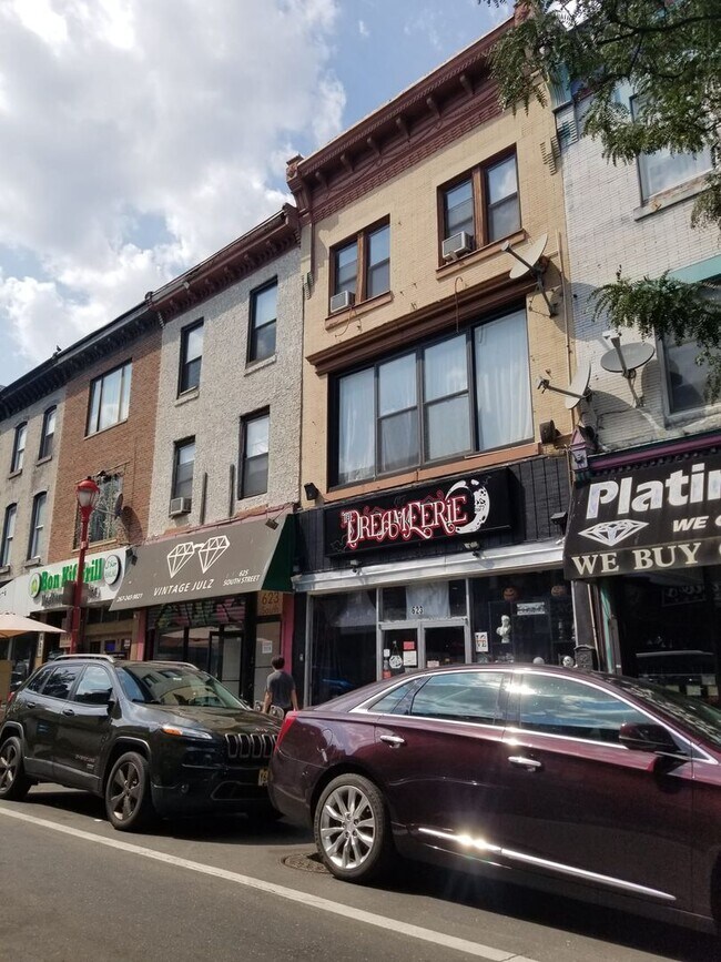 Building Photo - Beautiful and spacious 2 bedroom Apartment with Deck in Society Hill, right on South Street