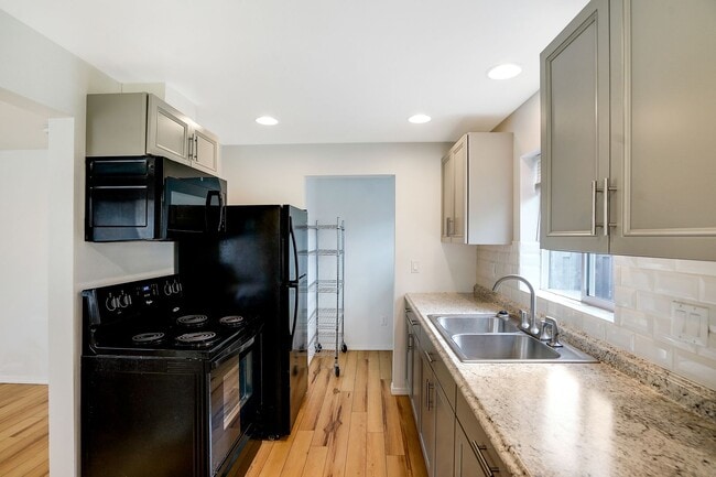 Building Photo - Cute 1 bedroom, 1 bathroom home near downt...