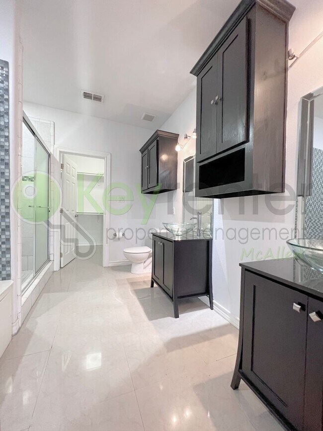 Building Photo - Beautiful 4B/2.5B Home in Mcallen