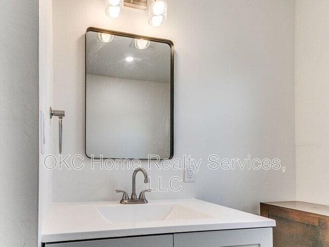 Building Photo - 1812 W Noble Ave