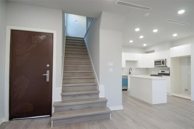 Building Photo - 2832 Mansfield St