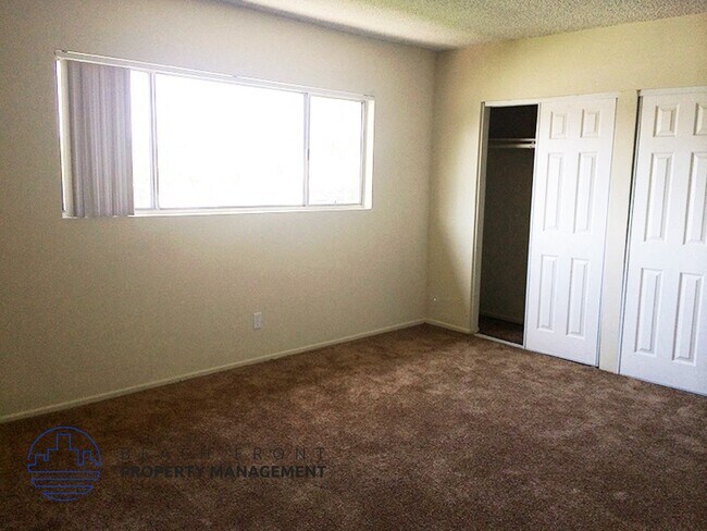 Building Photo - 924 Larch St.