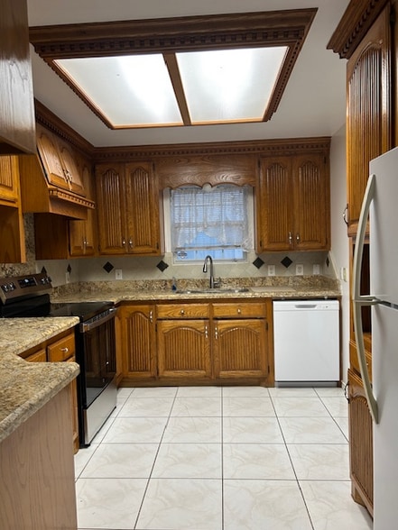 Building Photo - 1709 Bobcat Ln