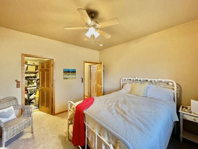 Building Photo - Large 3 bedroom home with gorgeous views i...