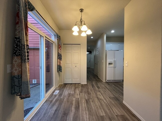 Building Photo - Charming 3-Bed, 3-Bath Home with Bright Ki...