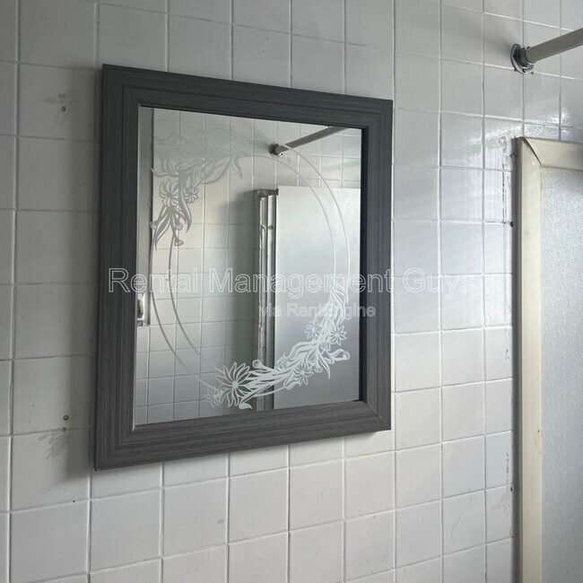 Building Photo - 2110 Fremont Ave N