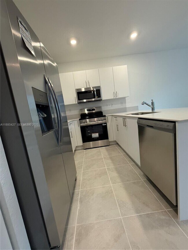 Building Photo - 676 SE 14th St