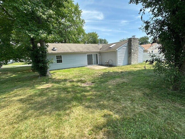 Building Photo - 26 Newport Ln