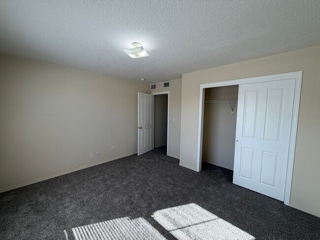 Building Photo - 3 Bedroom Single Story Home Near Northern Blvd NE & Loma Colorado Blvd NE!