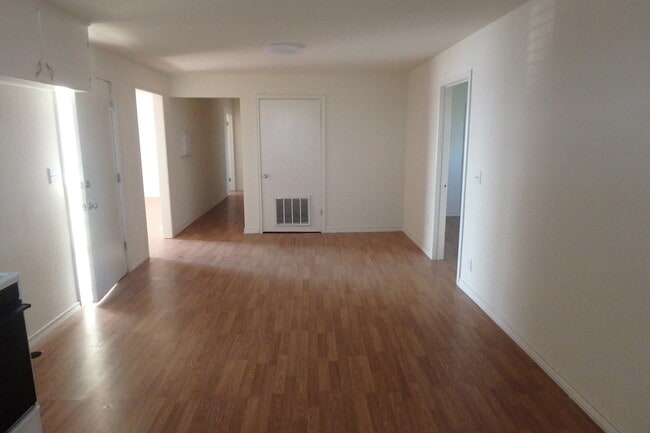 Building Photo - Four bedrooms Two bathrooms house in count...