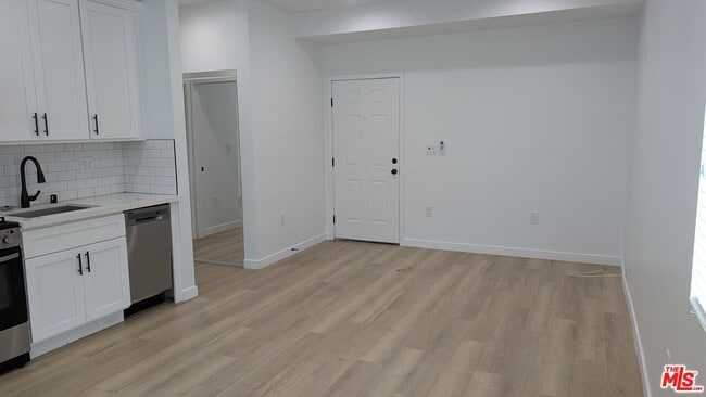 Building Photo - 1259 Devon Ave