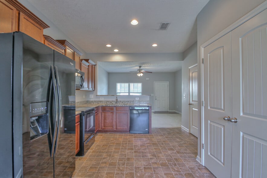 Kitchen - 1514 Sprucedale Dr